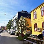Oasis Hideaway Midst City Center
